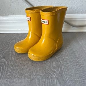 Kids classic yellow hunter rain boot